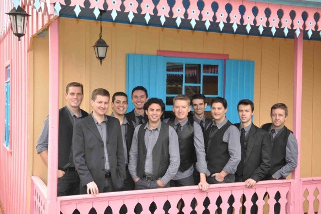 Os 11 músicos da banda têm entre 22 e 39 anos. Nas apresentações, buscam atalhos para agradar tanto à velha guarda polonesa quanto os jovens para os quais as raízes podem ser algo distante. Brincadeiras com a plateia e fusões musicais garantem o show |