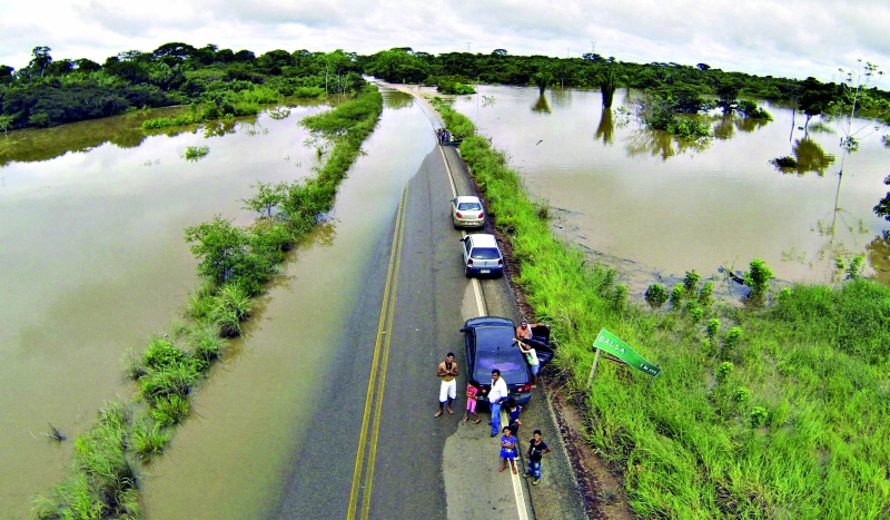 Espelhos dágua formaram-se em pontos da BR-364 entre Acre e Rondônia | Odair Leal/Reuters