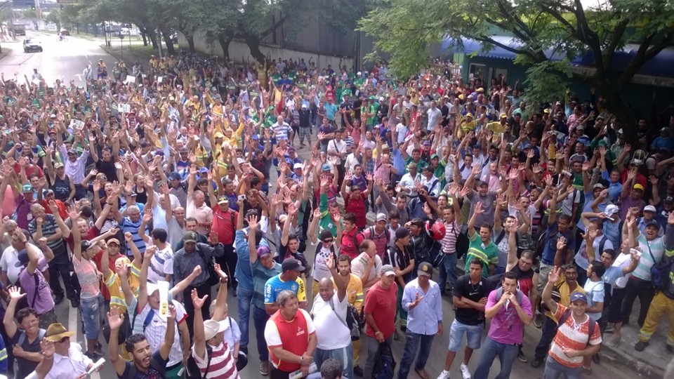 Trabalhadores se reuniram na região do bairro Rebouças para decidir sobre a greve da categoria | Aniele Nascimento/Agência de Notícias Gazeta do Povo
