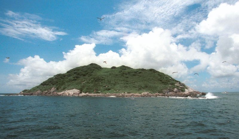 Uma das ilhas que forma o parque nacional marinho | Pedro Serápiio/ Gazeta do Povo