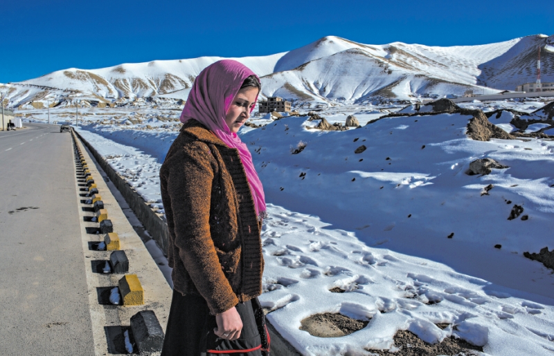 Zakia, 18, e Mohammad Ali, 21, se conheceram na infância, trabalhando no campo; a ameaça de um crime de honra paira sobre o amor deles | fotos: Mauricio Lima PARA The New York Times