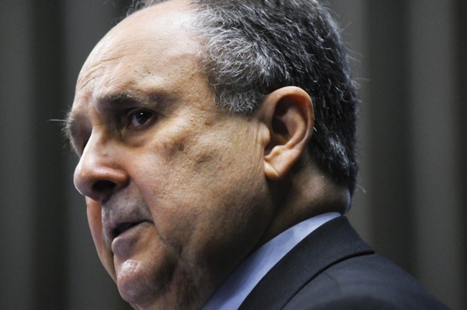 Cristovam Buarque, senador (PDT-DF), é quem prepara relatório decisivo para determinar se iniciativa vira ou não projeto de lei |