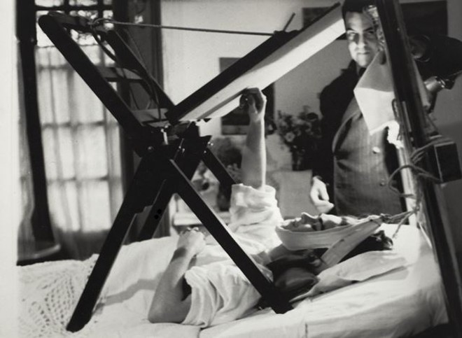 A pintora pintando em sua cama, em 1940 | 
