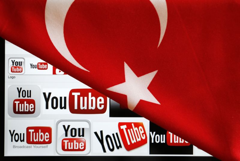 Bloqueio ao YouTube ocorre exatamente uma semana depois do governo impedir a população turca de acessar o Twitter. | Umit Bektas/Reuters