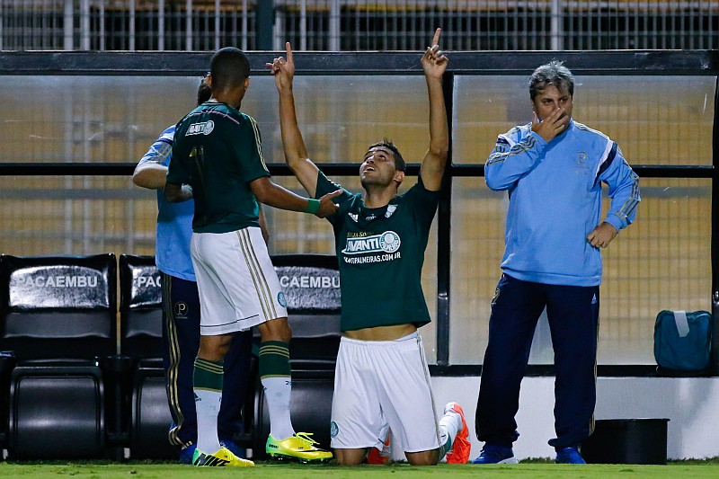 Alan Kardec comemora o gol de abertura do placar para o Palmeiras. Ele e Wesley, também na imagem, fizeram os gols da noite no Pacaembu | Leandro Martins / Futura Press / Folhapress
