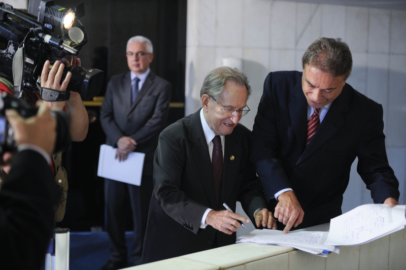 O senador paranaense Alvaro Dias colhe assinatura para a CPI da Petrobras | Pedro França/ Agência Senado