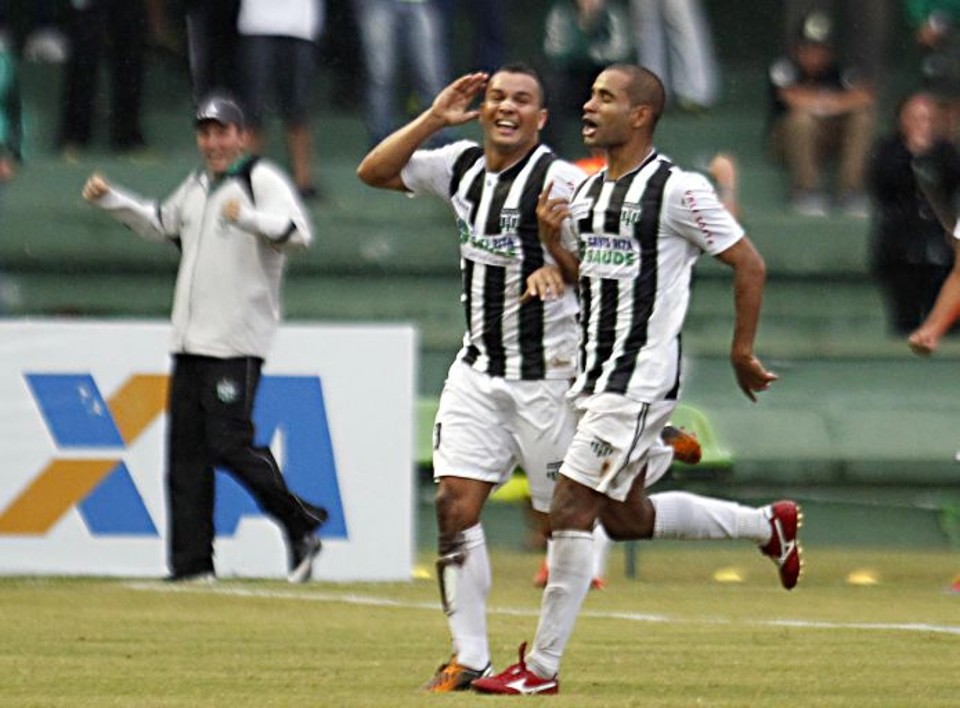 Cristiano comemora o gol do Maringá diante do Coxa na classificação à final do Paranaense | Albari Rosa / Gazeta do Povo