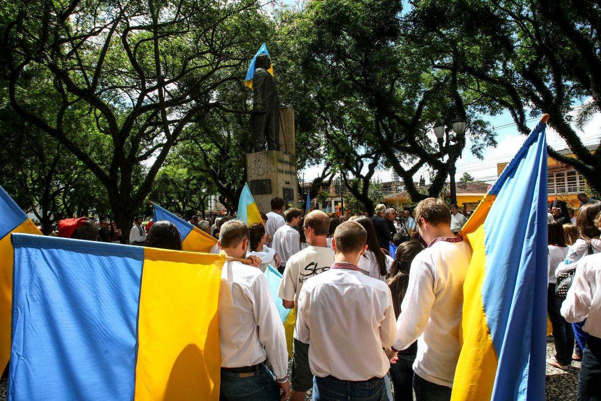 Cerca de 250 descendentes de ucranianos cercaram a estátua do poeta Taras Chevtchenko com bandeiras, discursos e hinos. | André Rodrigues/Gazeta do Povo