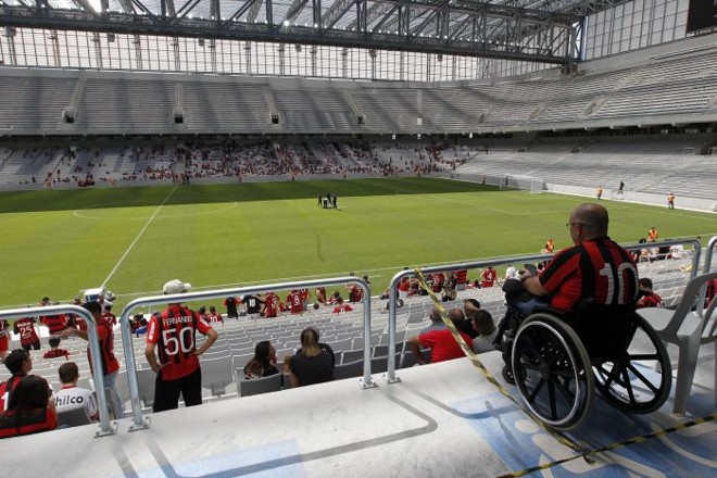 Torcedores assistem ao evento-teste da Arena para a Copa do Mundo |