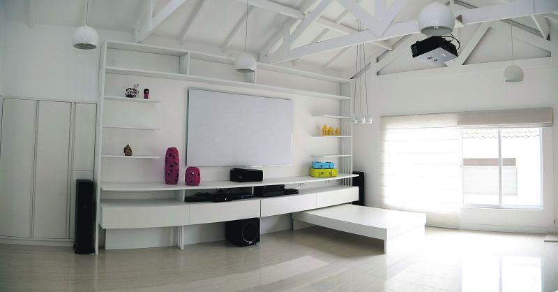 Nova ambientação tem estilo contemporâneo com toques orientais: ático virou espaço confortável e iluminado, onde os filhos recebem amigos | Henry Milleo/Gazeta do Povo