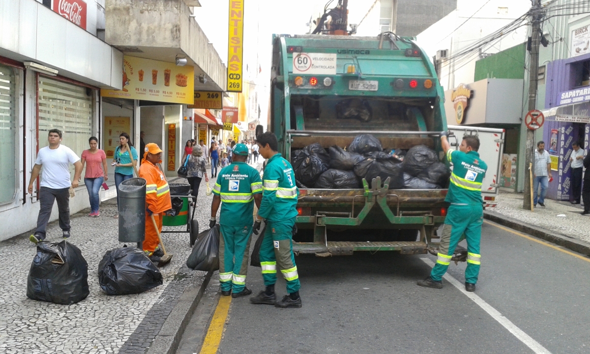 Funcionários fazem a coleta de lixo na rua José Loureiro, no Centro de Curitiba | Alexandre Mazzo/Agência de Notícias Gazeta do Povo