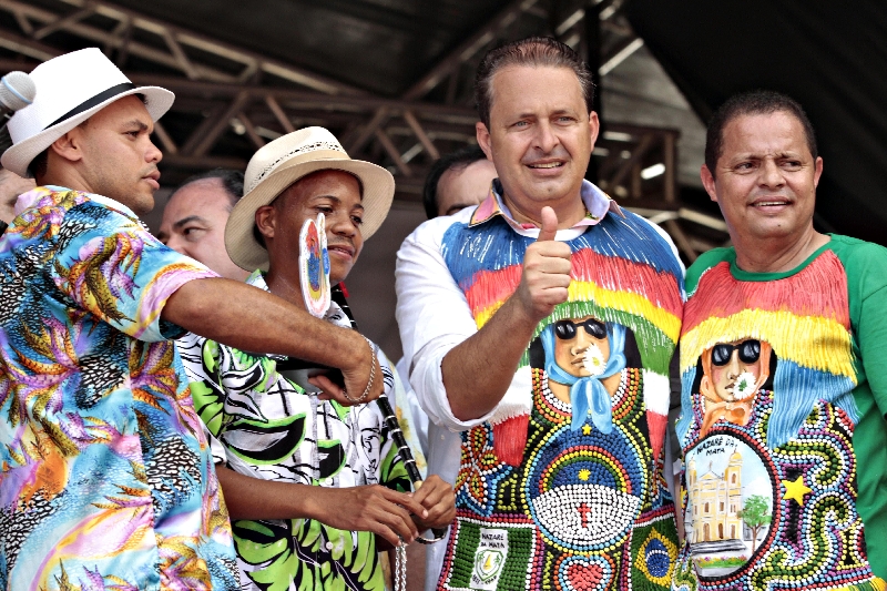 Em Pernambuco, Campos (com o polegar erguido) fez críticas ao governo e à velha política, sem citar nomes nem partidos | Guga Matos/JC Imagem/Folhapress