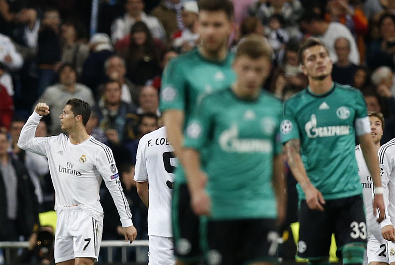 Cristiano Ronaldo comemora um de seus gols contra o Schalke 04: português virou o quarto maior artilheiro da história do Real Madrid | Juan Medina / Reuters