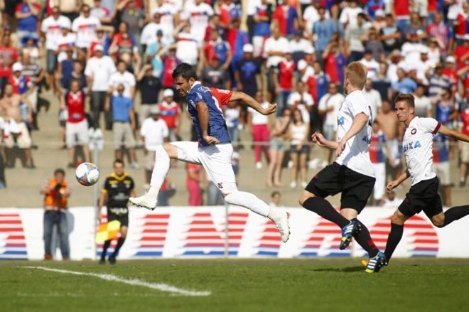 Paranista Giancarlo marca o primeiro gol sobre o Atlético |
