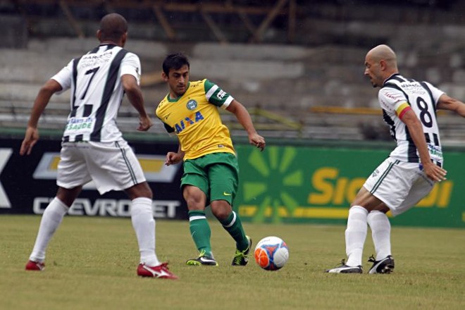 Robinho tenta armar jogada do Coritiba diante do Maringá |