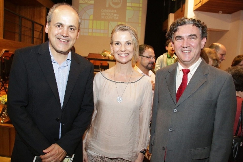 O prefeito Gustavo Fruet, a vice-prefeita Mirian Gonçalves e o presidente da Fundação Cultural de Curitiba, Marcos Cordiolli, compareceram ao concorrido concerto em comemoração aos 40 anos da Camerata Antiqua, sexta-feira, na Capela Santa Maria | Naideron Jr