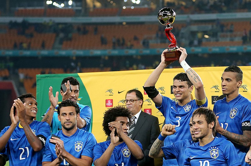 Thiago Silva levanta a taça dada no amistoso contra a África do Sul: capitão brasileiro mostra confiança com a campanha na Copa | Jefferson Bernardes / Vipcomm