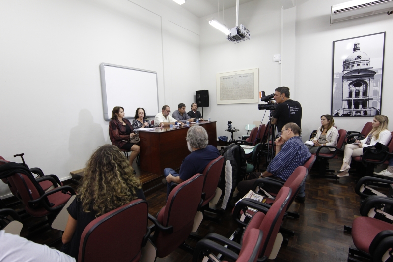 Eventos para lembrar os 50 anos do golpe- Em parceria com vários órgãos, a Comissão Estadual da Verdade lançou ontem a programação de atividades que marcam os 50 anos do golpe de 1964. Os eventos, que ocorrerão em várias cidades do Paraná até junho, incluem exposições, palestras, mostras de documentários, além de homenagens a militantes paranaenses que combateram a ditadura. Já na próxima segunda-feira, a seccional paranaense da Ordem dos Advogados do Brasil vai realizar o ato público 50 Anos do Golpe Civil Militar Para que não se esqueça, para que não mais aconteça, com o objetivo de resgatar a memória de luta e resistência dos paranaenses pelo restabelecimento da democracia. O evento será às 19 horas no auditório da entidade | Daniel Castellano/ Gazeta do Povo