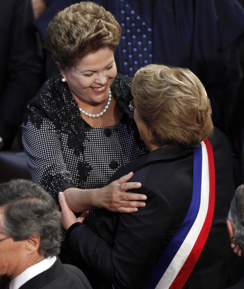 Dilma cumprimenta a presidente empossada do Chile, Michelle Bachelet: petista começou o dia tentando minimizar a crise com a base; terminou com dura derrota na Câmara | Maglio Perez/ Reuters