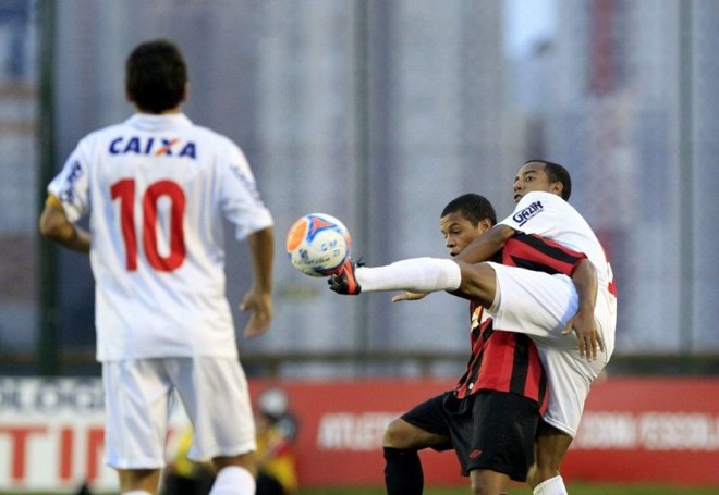 Disputa de bola durante primeiro tempo do clássico entre Atlético e Paraná no Ecoestádio. | 