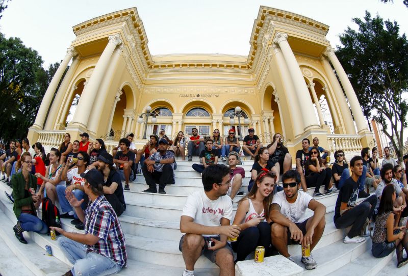 Multidão se sentou nas escadarias da Câmara Municipal de Curitiba para curtir os shows do festival de rock | Hugo Harada/Gazeta do Povo