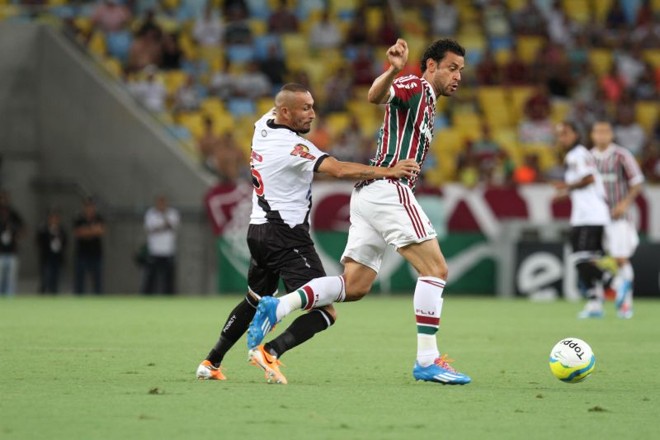 Volante Guiñazú disputa bola com Fred, que fez o gol de empate com o Vasco. Clássico terminou 1 a 1 | Agência Photocamera
