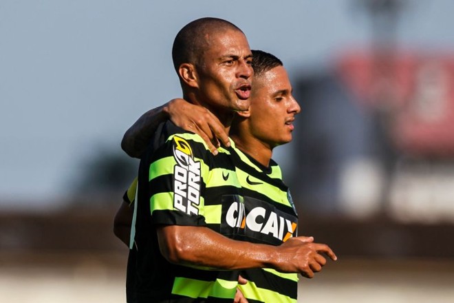 Alex comemora gol do Coritiba. | Brunno Covello / Gazeta do Povo