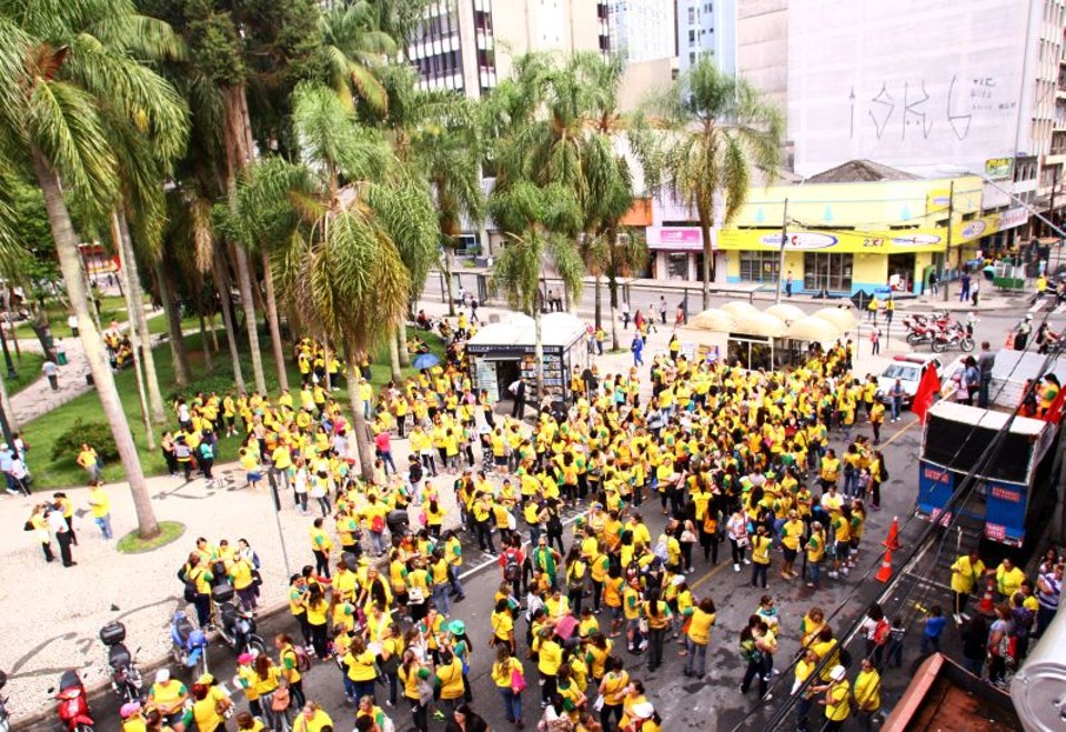 Educadores se concentram na praça Carlos Gomes antes de sair em passeata | Luis Henrique Scimanna/Gazeta do Povo