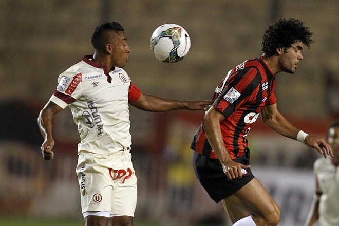 Bruno Mendes tenta jogada ofensiva | 