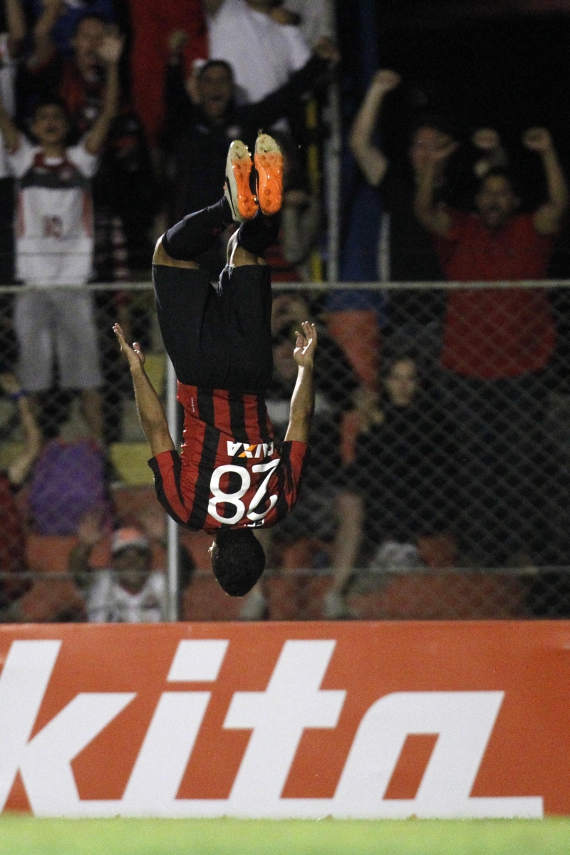 Felipe saiu do banco para marcar o segundo gol da vitória rubro-negra na Vila Capanema | Albari Rosa/ Gazeta do Povo