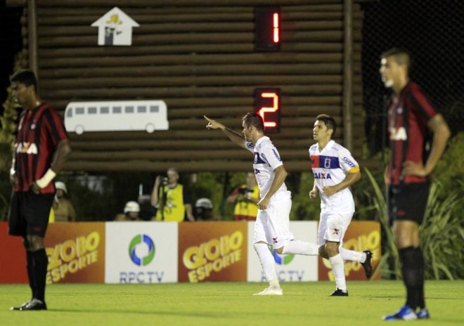 Artilheiro Giancarlo comemora segundo gol do Paraná, que assegurou a vitória Tricolor. |