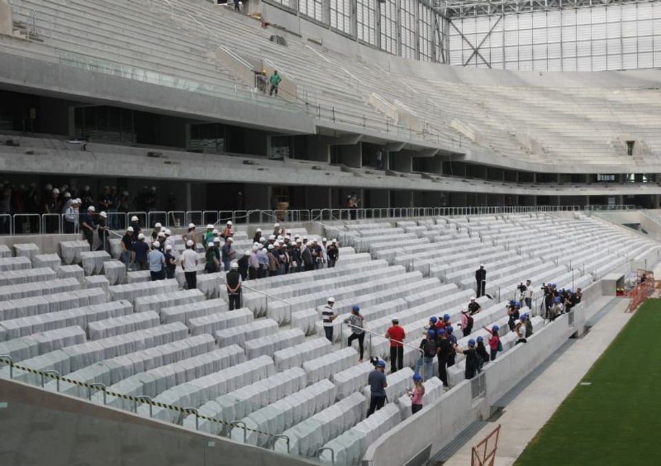Comitiva da Fifa reunida na arquibancada da Arena: pente fino. | Aniele Nascimento/Gazeta do Povo