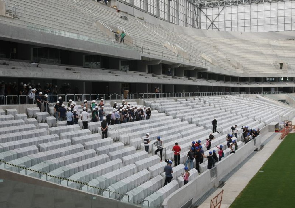 Comitiva da Fifa reunida na arquibancada da Arena: pente fino.