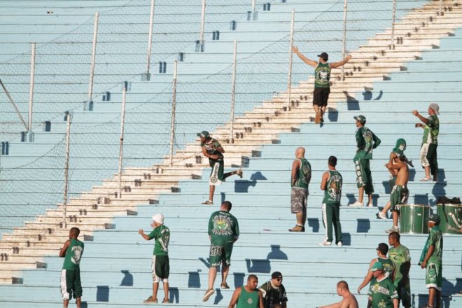 Torcidas do Coritiba e do Londrina tiveram de ser contidas pela PM no Estádio do Café |