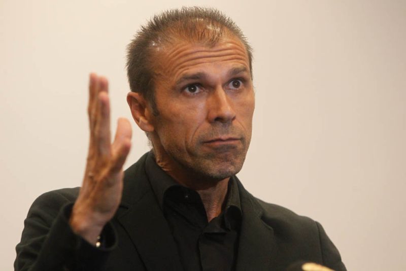 O técnico Milton Mendes na entrevista coletiva concedida da tarde desta terça em um hotel de Curitiba | Albari Rosa / Gazeta do Povo