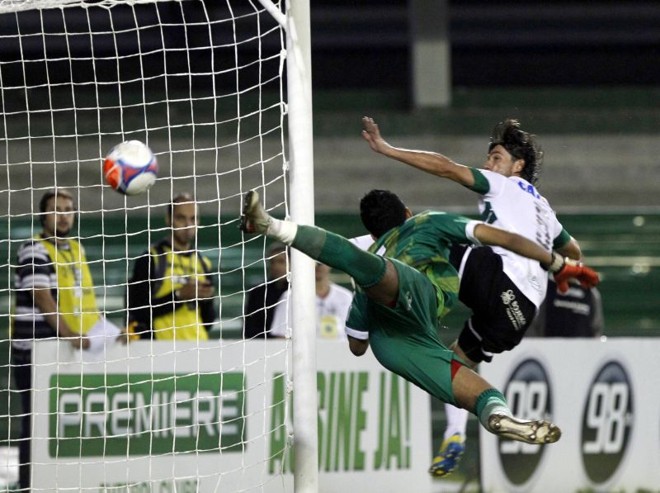 Alex mandou a bola na gaveta do goleiro Thiago Rodrigues em cobrança de falta, mas Germano se esticava ao lado da trave caso ela passasse |