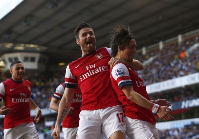 Rosicky é enforcado por Giroud na comemoração do gol do Arsenal | Reuters