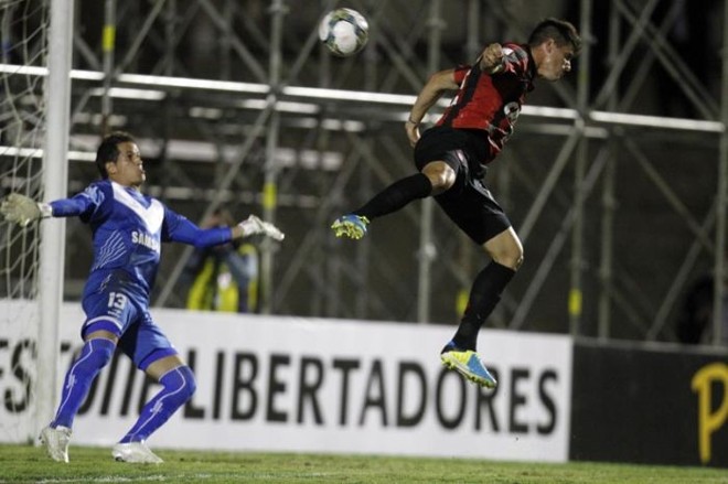Drausio sobe para fazer o gol do Atlético diante do Vélez |