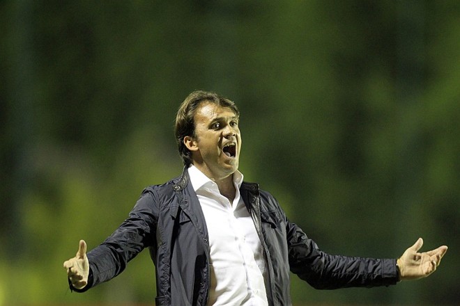Petkovic gesticula na beira do gramado |