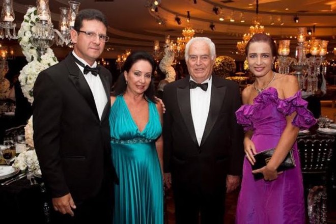 Antonio Cezar Mendes dos Santos e Terezinha Abagge, ela diretora-geral, com Constantino Viaro e a filha, Mariana Viaro Zagato | 
