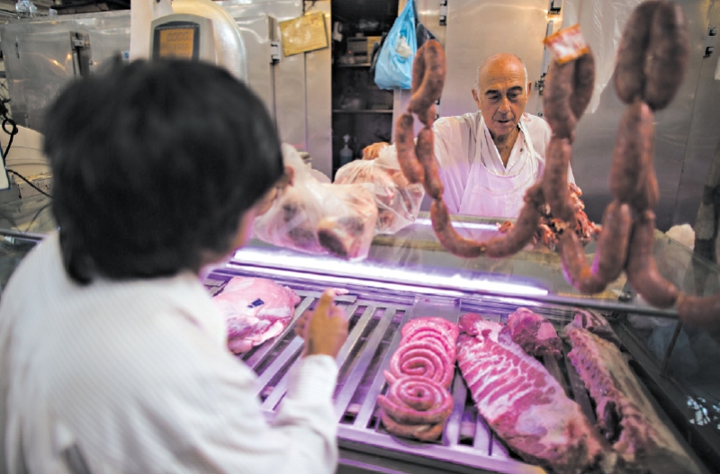 Os preços em lojas, como este açougue em Buenos Aires, subiram depois da desvalorização do peso, em janeiro; a inflação argentina está entre as mais altas do mundo | fotografÍas de Anibal Greco para The New York Times