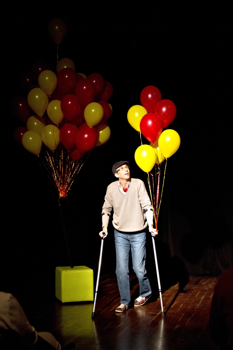 Bolognesi atua ora sentado, ora com duas muletas: limitação vira tema | Divulgação