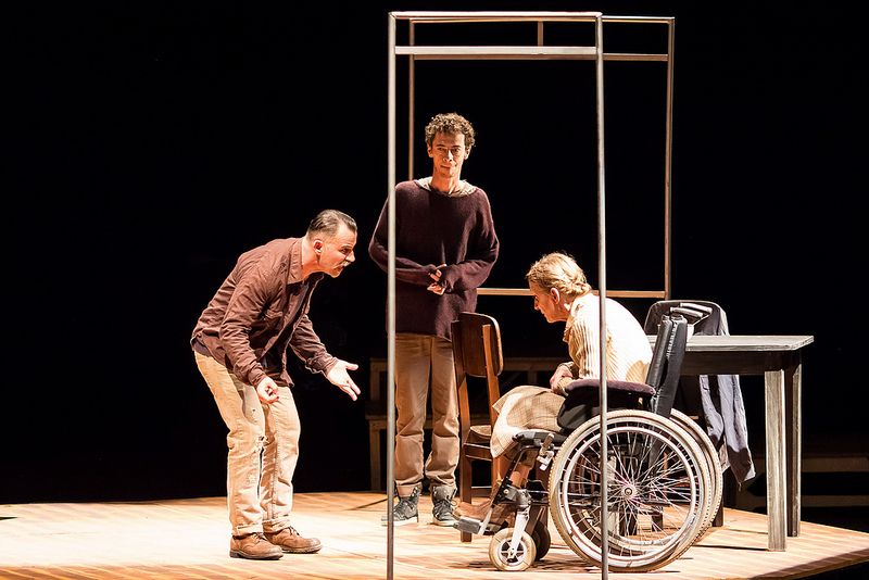 Na história da jovem dramaturga italiana, que veio a Curitiba para conferir a montagem, os homens fortes estão em guerra pela água | Humberto Araújo/Divulgação