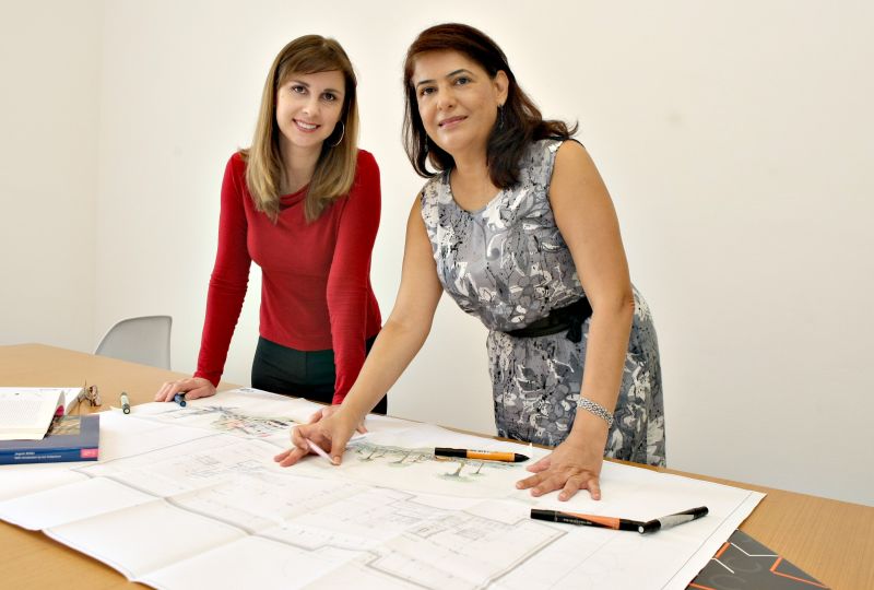 Rosiana Sant´Ana e Jussara Specian, do escritório Casacinco, orientam: comprador deve avaliar diversos itens para evitar transtornos futuros | Aniele Nascimento/Gazeta do Povo