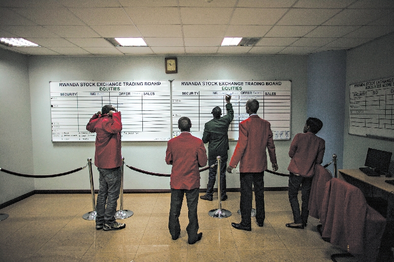 Bolsa de Valores de Ruanda e parque em Kigali; agricultura, turismo e gastos governamentais estão impulsionando crescimento do país | fotografÍas de pete muller para The New York Times