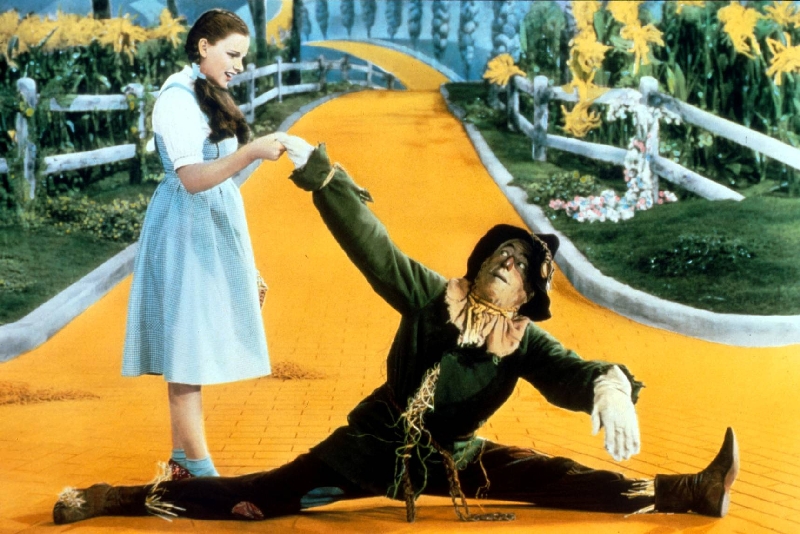 Dorothy (Judy Garland) e o Espantalho (Ray Bolger): filme infantil para todas as idades | Divulgação