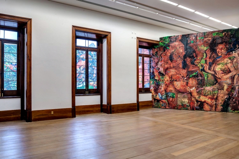 Parte da obra Paintant Stories, quando ela escapa pelas janelas em direção ao pátio externo do espaço | Mario Grisolli/Divulgação