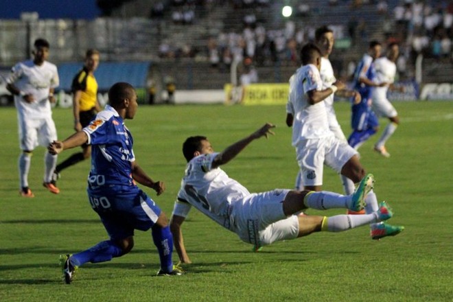 Leandro Damião em disputa de bola durante jogo entre Santos e Rio Claro que terminou 3 a 3. | Léo Santos / Futura Press-Folhapress