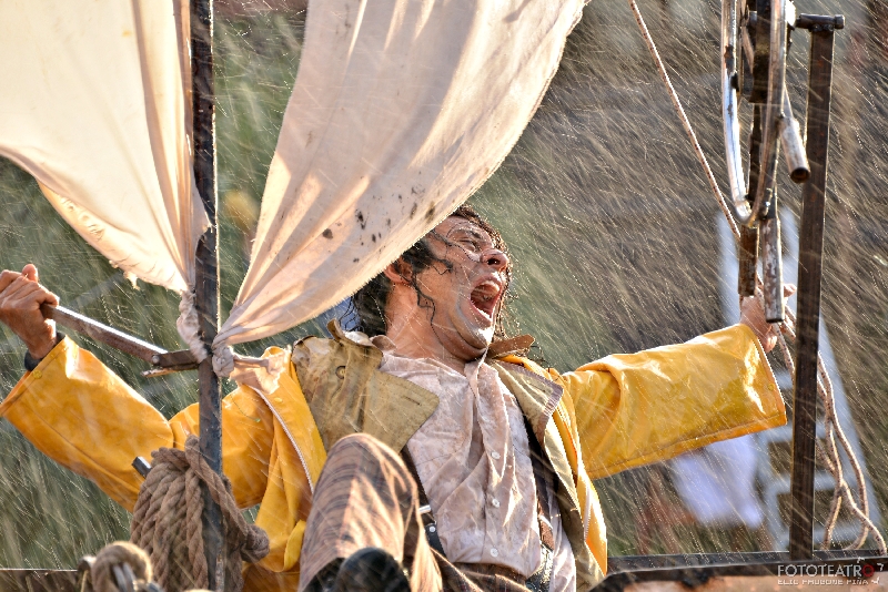 O homem que protagoniza o espetáculo chileno viaja por seus próprios erros e acertos numa trajetória metafórica | Divulgação