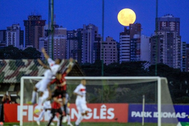 A bela lua cheia em noite de clássico entre Atlético e Paraná no Ecoestádio. | 